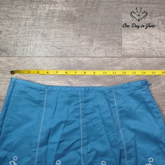 Ann Taylor Petite Embroidered Mini Skirt Size 2P - Picture 3 of 5